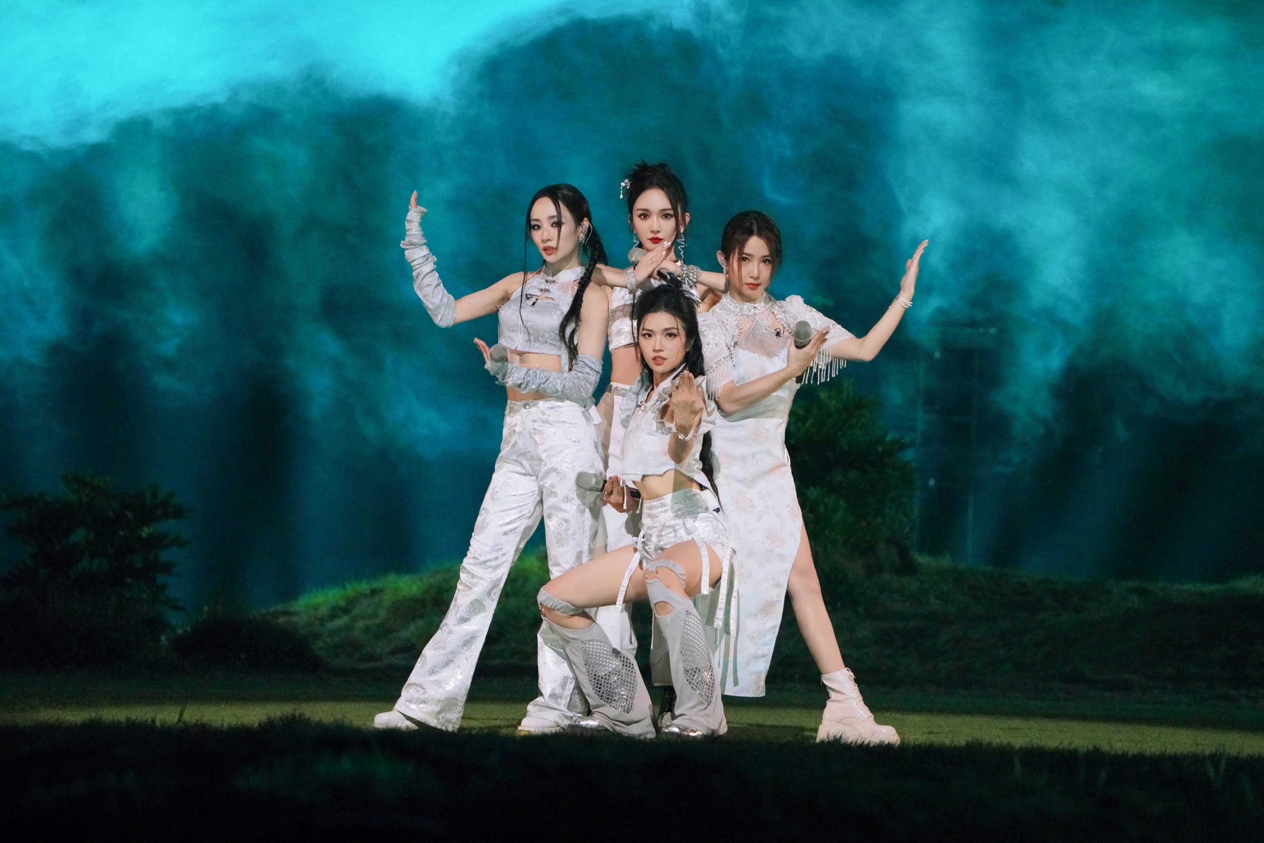 Suni, Nicole Jung, dan anggota tim di Ride the Wind 2024